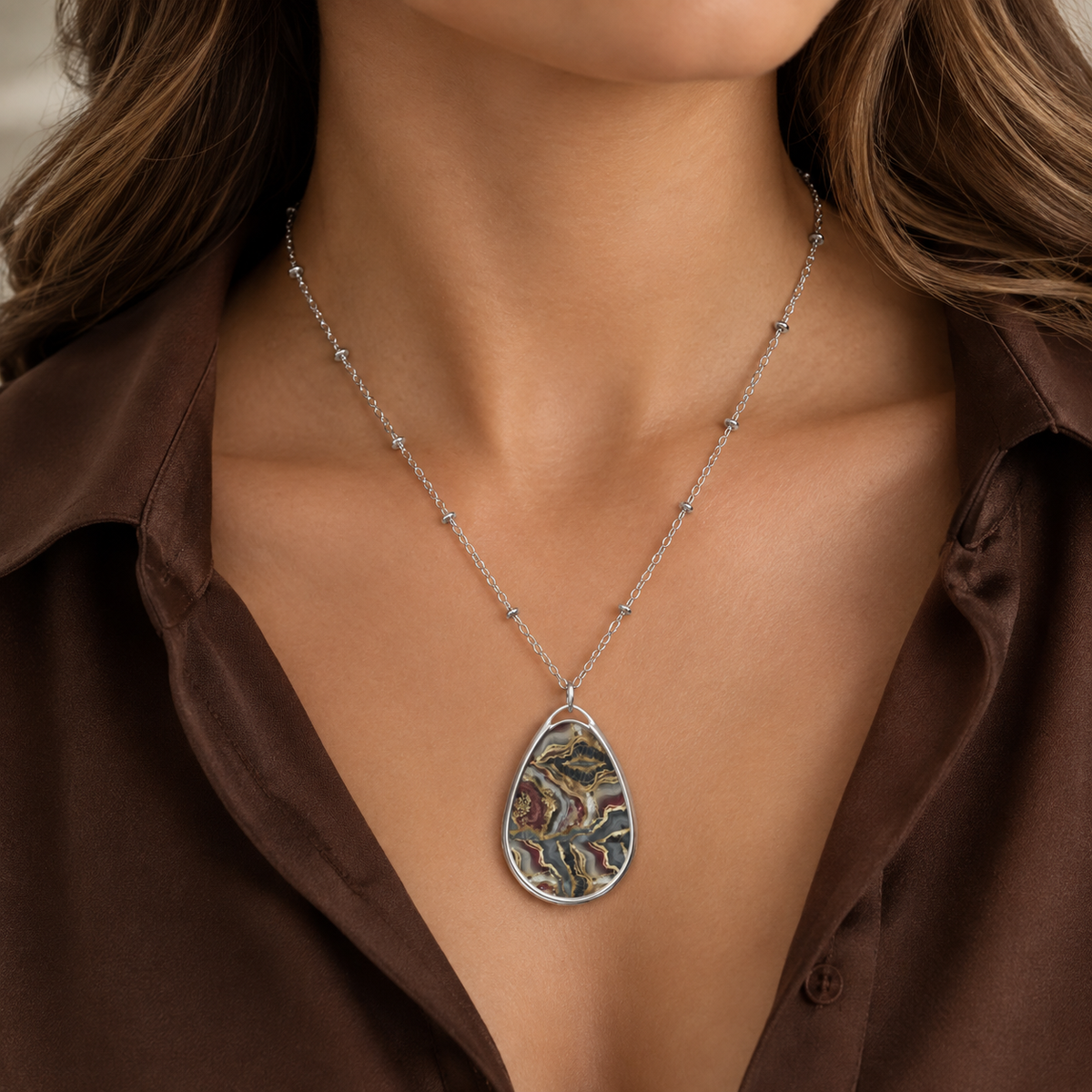 Elegant Agate-Print Oval Pendant Necklace