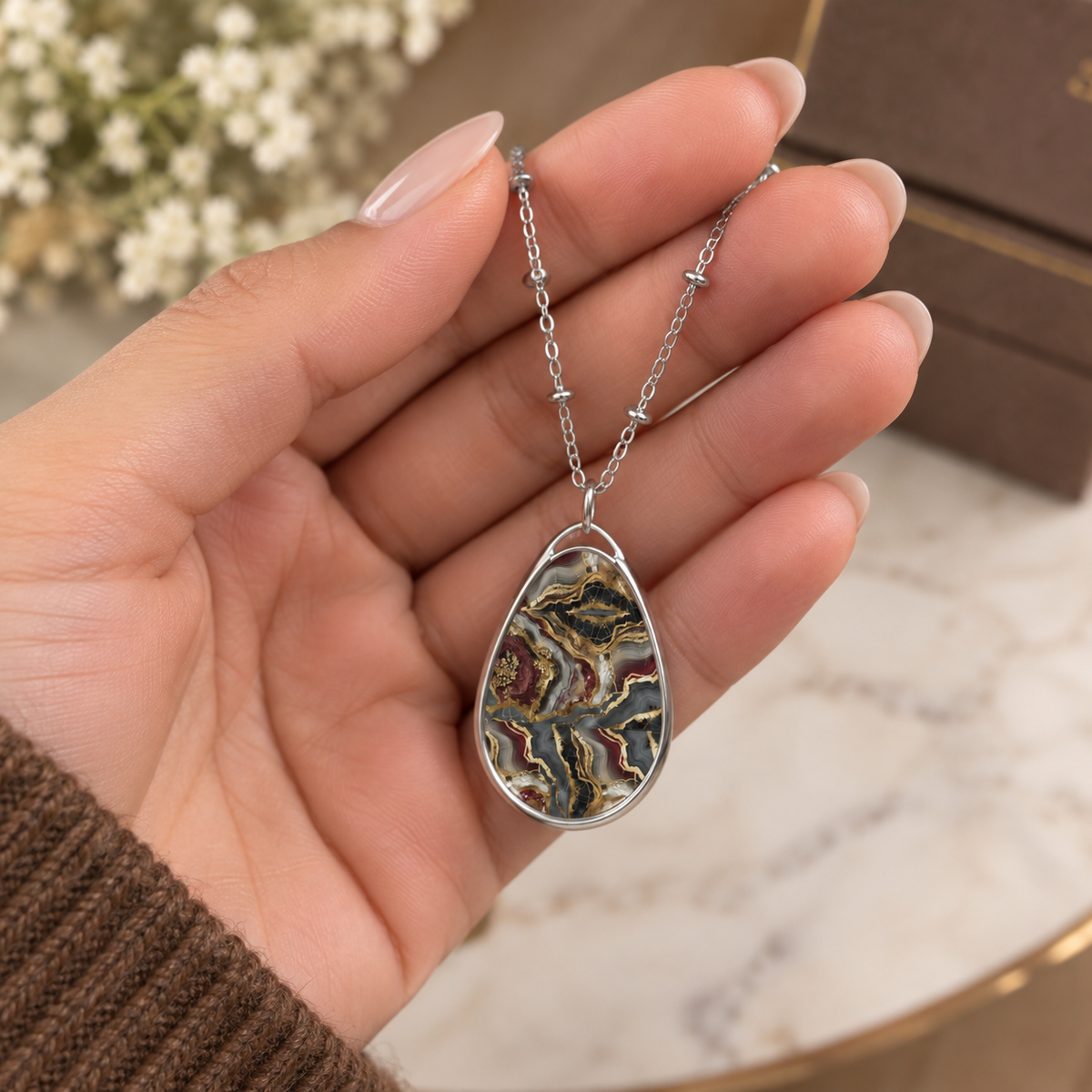 Elegant Agate-Print Oval Pendant Necklace