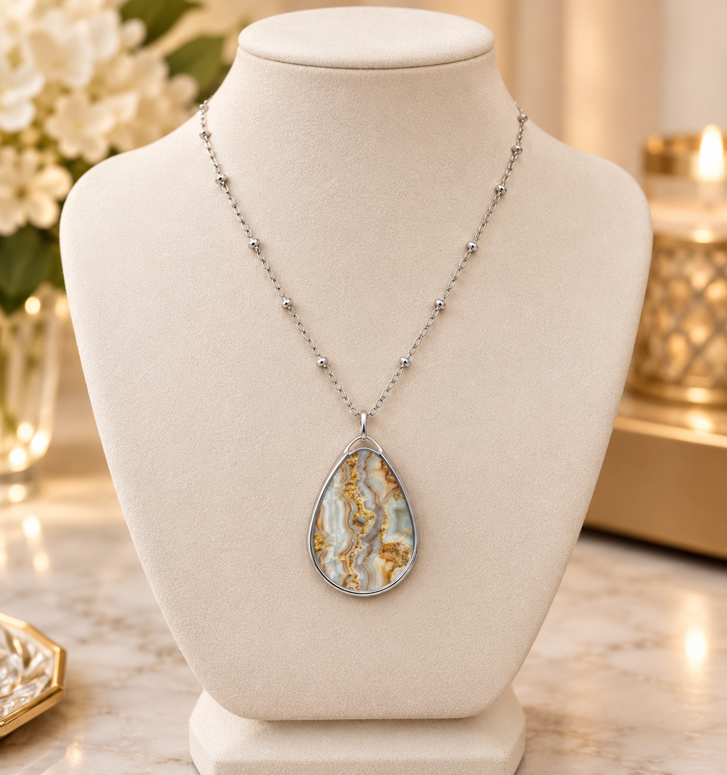 Elegant Cream & Gold Agate-Print Teardrop Pendant Necklace